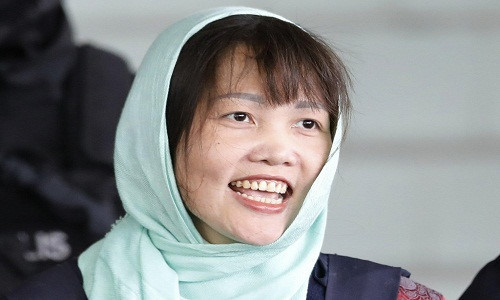 Hai chiếc ôtô đã đưa Đoàn Thị Hương rời nhà tù Kajang ở bang Selangor, Malaysia, sau khi cô được trả tự do sáng 3/5/2019. Ảnh: AP.