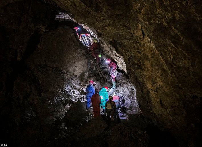 Phóng viên ảnh Danny Lawson của Press Association từng khám phá hang động Gaping Gill và mô tả nó "rất ấn tượng".