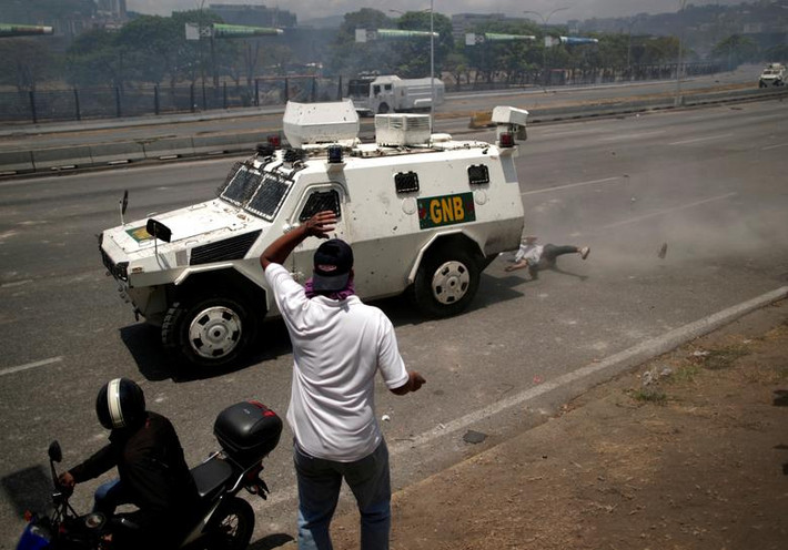 Thủ đô Caracas của Venezuela chìm trong khói lửa và bạo loạn ngày 30/4, sau khi lãnh đạo phe đối lập nước này, Juan Guaido, kêu gọi người ủng hộ xuống đường biểu tình với âm mưu lật đổ chính phủ của Tổng thống đương nhiệm Nicolas Maduro.