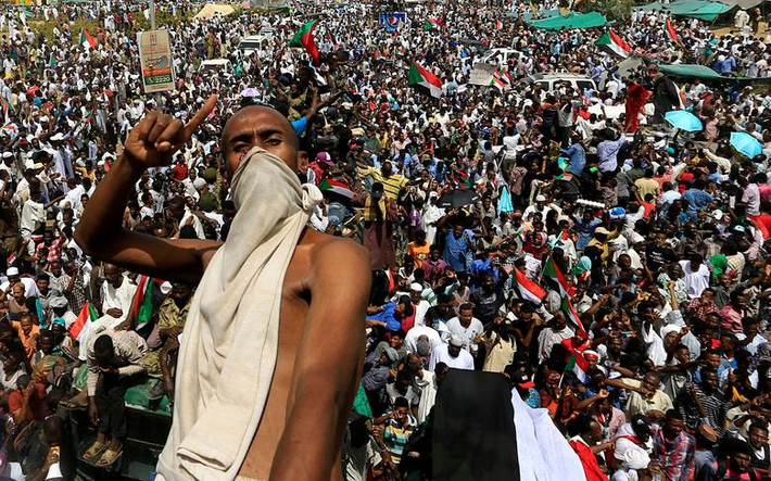 Ngày 12/4, đông đảo người dân Sudan đã đổ ra đường phố biểu tình dù Tổng thống Bashir đã từ chức và đang bị quân đội nước này giam giữ ở một nơi "an toàn".