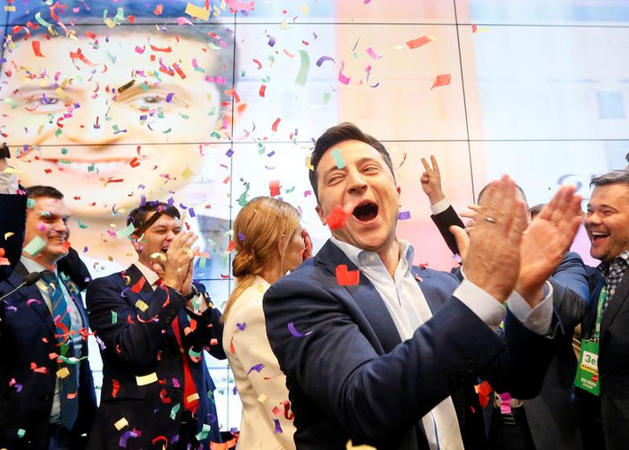 Theo kết quả thăm dò ngoài phòng bỏ phiếu vòng hai cuộc bầu cử Tổng thống Ukraine hôm 21/4, ứng cử viên Volodymyr Zelensky, 41 tuổi, đã giành chiến thắng áp đảo trước Tổng thống đương nhiệm Petro Poroshenko, với hơn 73 % số phiếu ủng hộ. Với kết quả này, ông Zelensky sẽ trở thành Tổng thống tiếp theo của Ukraine.