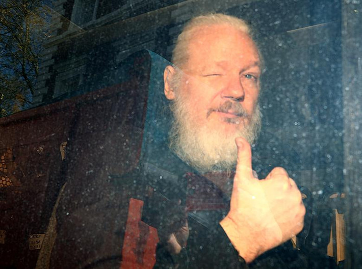 Nhà sáng lập WikiLeaks Julian Assange, 47 tuổi mang quốc tịch Australia, đã bị bắt giữ và đưa ra khỏi Đại sứ quán Ecuador ở thủ đô London, Anh, ngày 11/4.