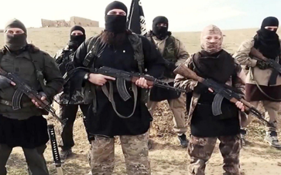 Trong diễn biến khác trên chiến trường Syria, phiến quân IS bất ngờ tấn công một đoàn xe của Quân đội Syria ở phía đông thành phố cổ Palmyra, tỉnh Homs, ngày 30/5. Tuy nhiên, lực lượng Syria đã đập tan cuộc tấn công này, đồng thời tiêu diệt nhiều tay súng khủng bố IS trước khi chúng kịp rút lui. Ảnh: Independent.