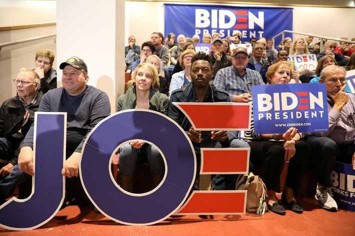 Những người ủng hộ lắng nghe ông Biden phát biểu tại Cedar Rapids.