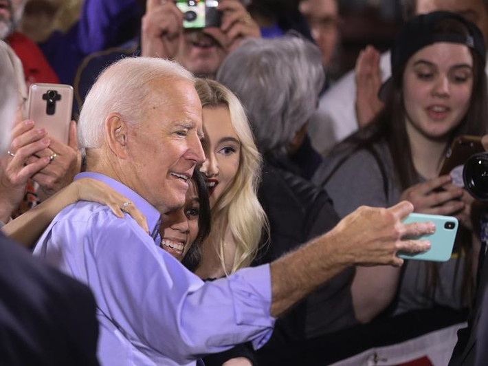 Ông Biden chụp ảnh cùng những người ủng hộ sau bài phát biểu ở Pittsburgh.