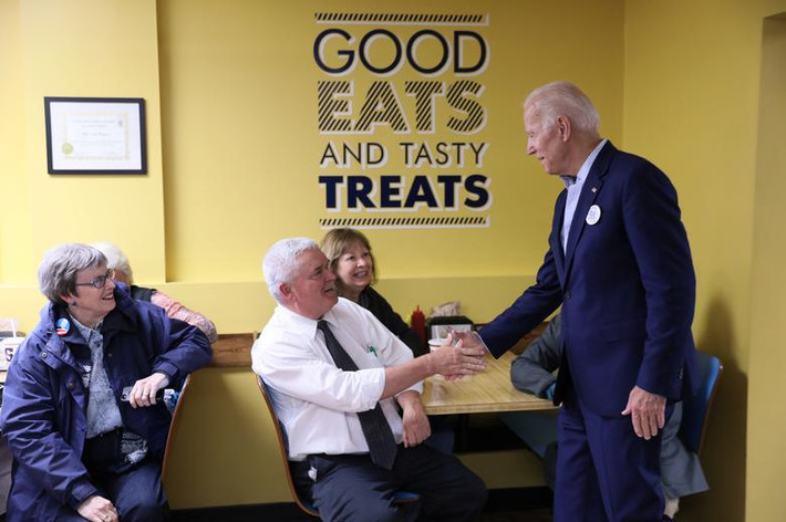 Cựu Phó Tổng thống Mỹ Joe Biden bắt tay mọi người tại Monticello, bang Iowa, ngày 30/4.
