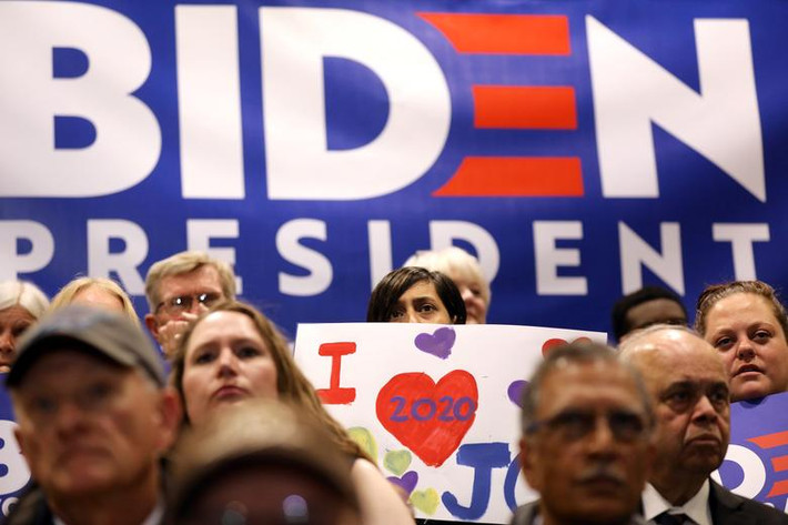 Những người ủng hộ lắng nghe ông Joe Biden phát biểu tại Cedar Rapids ngày 30/4.