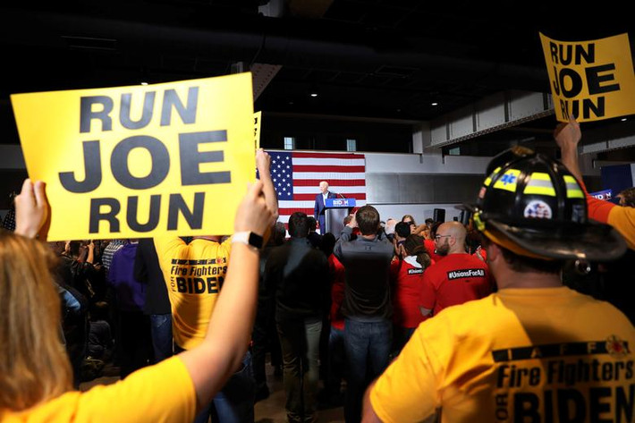 Những người ủng hộ lắng nghe ứng viên Tổng thống Mỹ Joe Biden tại Cedar Rapids, bang Iowa.