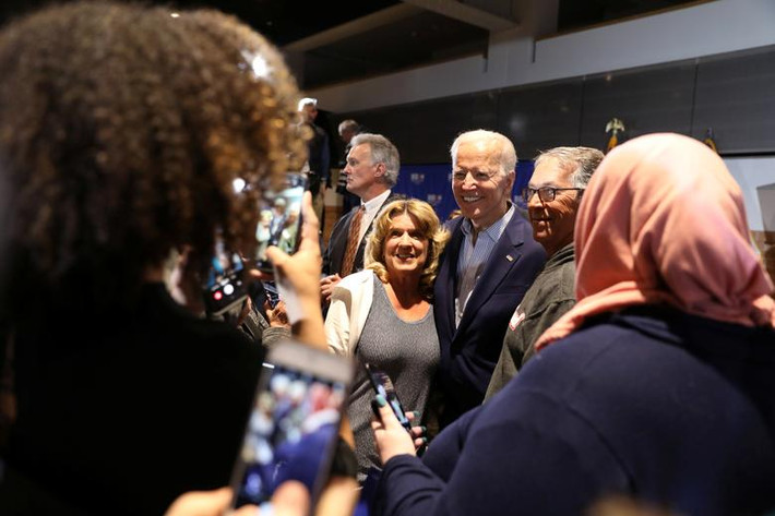 Ông Biden chụp ảnh với những người ủng hộ trong chiến dịch vận động tranh cử tại Cedar Rapids cuối tuần qua.