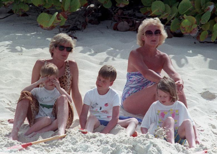 Công nương Diana đưa hai con trai, Hoàng tử William và Hoàng tử Harry, đi biển ở đảo Necker tháng 4/1990.