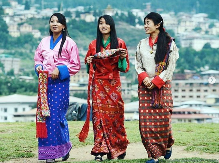 Người dân Bhutan thường mặc trang phục truyền thống. Địa vị xã hội của mỗi người (Bhutan) có thể được thể hiện qua màu sắc của chiếc khăn quàng trên vai trái của người đó.