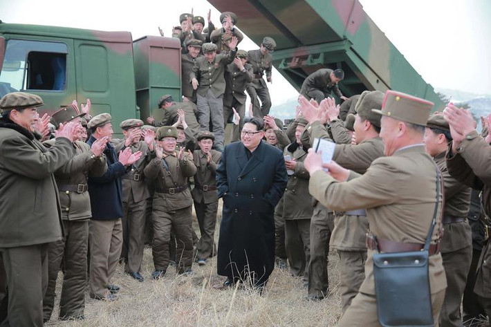 Chủ tịch Kim Jong-un cười tươi khi đến giám sát một vụ phóng thử tên lửa trong bức ảnh được công bố ngày 4/3/2016.