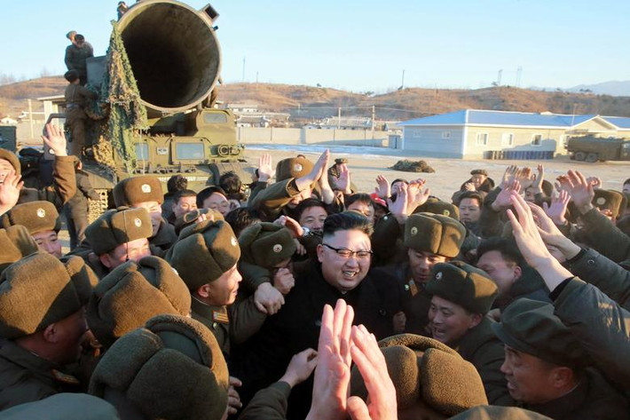 Nhà lãnh đạo Kim Jong-un giám sát vụ phóng thử tên lửa Pukguksong-2 năm 2017.
