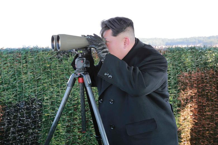 Ông Kim Jong-un giám sát vụ thử vũ khí dẫn đường chống tăng. Bức ảnh được công bố ngày 27/2/2015.