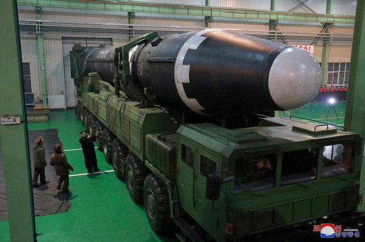 Chủ tịch Triều Tiên Kim Jong-un đứng cạnh tên lửa đạn đạo liên lục địa Hwasong-15 đã được phóng thử thành công. Bức ảnh do hãng thông tấn Trung ương Triều Tiên (KCNA) công bố vào ngày 30/11/2017.