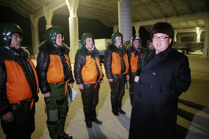 Ông Kim Jong-un đưa ra chỉ đạo cho các phi công chiến đấu trước một buổi tập luyện của họ. Bức ảnh do KCNA đăng tải ngày 21/12/2016.