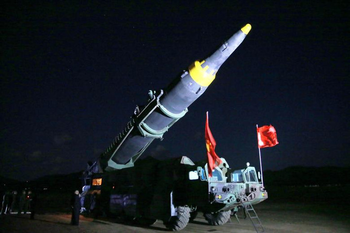 Ông Kim đứng gần tên lửa đạn đạo chiến lược tầm xa Hwasong-12 trong bức ảnh được công bố ngày 15/5/2017.