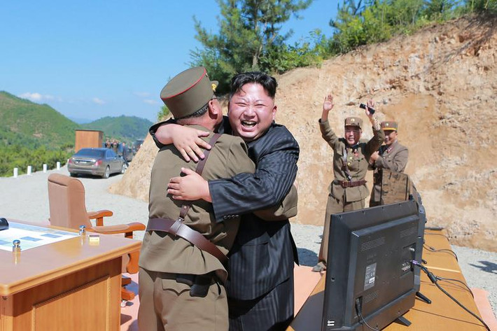 Phản ứng vui mừng của Chủ tịch Kim Jong-un sau vụ phóng thử tên lửa đạn đạo liên lục địa Hwasong-14. Bức ảnh được công bố ngày 5/7/2017.