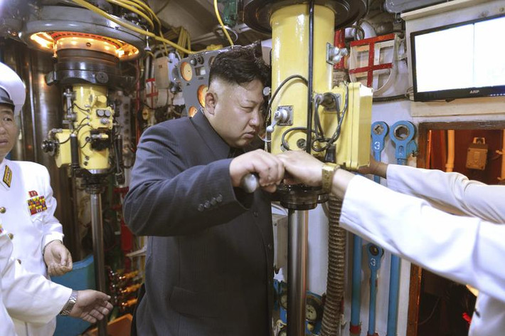 Ông Kim nhìn qua kính viễn vọng trên tàu ngầm trong buổi thị sát Đơn vị Hải quân 167 của Quân đội Nhân dân Triều Tiên. Bức ảnh được công bố ngày 16/6/2014.