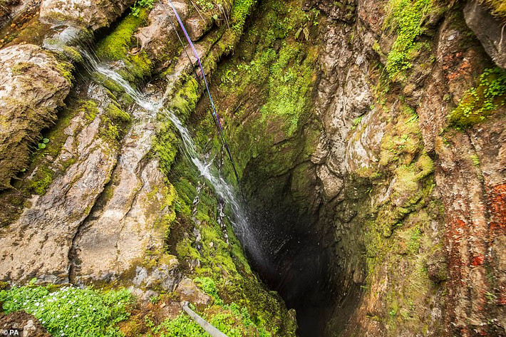 Phần trung tâm của hang Gaping Gill rộng đến nỗi có thể chứa được cả mái vòm của Nhà thờ St Paul.