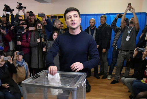 Từ năm 17 tuổi, Volodymyr Zelensky đã gia nhập một nhóm hài địa phương để dự thi và từng giành giải thưởng trong các cuộc thi hài. Ảnh: WP.