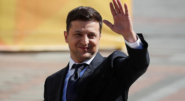 Có thể nói, ông Zelensky đã tạo cho mình một hình ảnh mới mẻ trước những người dân Ukraine vốn đã quá thất vọng với giới cầm quyền trước đây. Họ đang rất mong chờ vào sự thể hiện sắp tới của ông Zelensky trong vai trò người đứng đầu đất nước. Ảnh: EN.