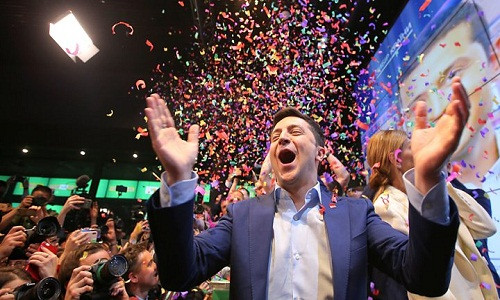 Ngày 21/4/2019, theo kết quả thăm dò ngoài phòng bỏ phiếu do nhiều hãng công bố, ông Volodymyr Zelensky, 41 tuổi, đã giành chiến thắng áp đảo trước Tổng thống đương nhiệm Petro Poroshenko trong vòng 2 cuộc bầu cử Tổng thống Ukraine, với hơn 73% số phiếu ủng hộ. Ảnh: BBC.