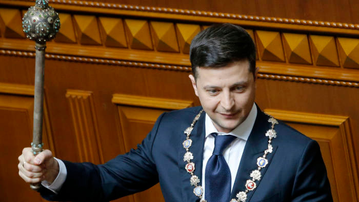 Đồng thời, tân Tổng thống Ukraine Zelensky kêu gọi người dân nước này đoàn kết, hứa sẽ nỗ lực hết sức để người dân không phải khóc trong nhiệm kỳ tổng thống 5 năm của ông. Ảnh: FT.