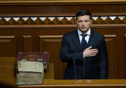“Tôi cam kết bảo vệ chủ quyền và sự độc lập của Ukraine bằng tất cả những việc làm của tôi, quan tâm đến phúc lợi của Tổ quốc và người dân, bảo vệ các quyền và tự do của công dân, tuân thủ Hiến pháp và pháp luật của Ukraine, thực hiện nghĩa vụ và trách nhiệm của mình vì lợi ích của tất cả đồng bào, nâng cao uy tín của Ukraine trên thế giới", Tổng thống Zelensky tuyên thệ. Ảnh: Hindu.