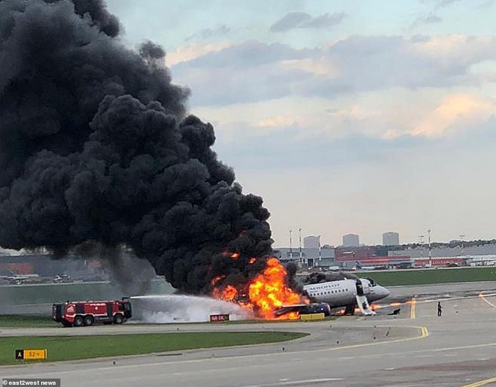 Khói đen bốc lên ngùn ngụt khi chiếc máy bay bốc cháy tại sân bay Sheremetyevo.