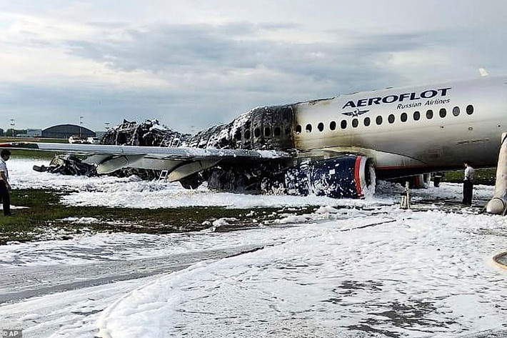 Hình ảnh chiếc máy bay Sukhoi SSJ100 sau vụ cháy.