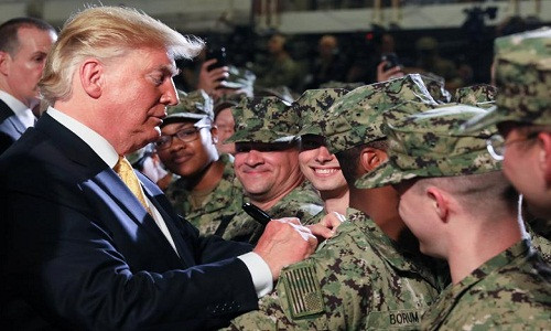 Cũng trong chuyến thăm này, ông Trump đã ký tặng lên tờ tiền 1 USD cho một binh sĩ trên tàu trong sự phấn khích của các quân nhân Mỹ.
