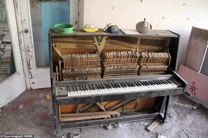 Cây đàn piano bên trong một toà nhà bỏ hoang.