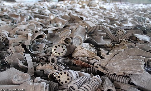 Mặt nạ phòng độc la liệt trên sàn của một tòa nhà bỏ hoang trong "vùng cấm địa".