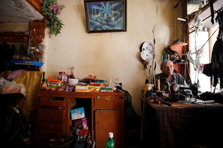 Ahmad Zarka, 73 tuổi, ngồi trong cửa hàng của ông ở Kalasa, Aleppo, ngày 10/4.