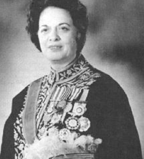 Mẹ của bà Parsa, Fakhr-e Āfāgh, là biên tập viên của tạp chí phụ nữ Jahān-e Zan và là người ủng hộ mạnh mẽ bình đẳng giới và giáo dục dành cho phụ nữ. Tuy nhiên, quan điểm của bà về vấn đề này đã vấp phải sự phản đối của phe bảo thủ trong xã hội Iran thời bấy giờ, khiến gia đình bà bị trục xuất khỏi Tehran về Qom. Ảnh: Wikipedia.