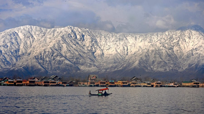 Hồ Dal ở Srinagar được biết đến như là "viên ngọc quý trên vương miện". Hồ này được bao quanh bởi những khu vườn xinh đẹp và những ngọn núi phủ đầy tuyết trắng.