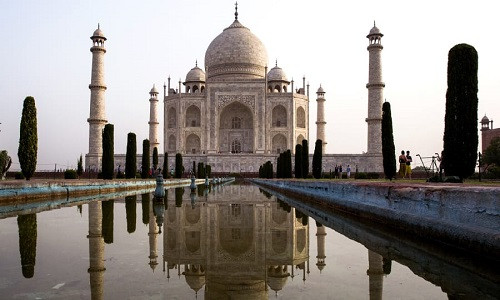 Danh sách những địa điểm đẹp nhất Ấn Độ không thể không kể đến lăng mộ Taj Mahal ở Agra, bang Uttar Pradesh. Lăng Taj Mahal được Vua Shah Jahan cho xây dựng để tưởng nhớ người vợ thứ ba, Hoàng hậu Mumtaz Mahal.