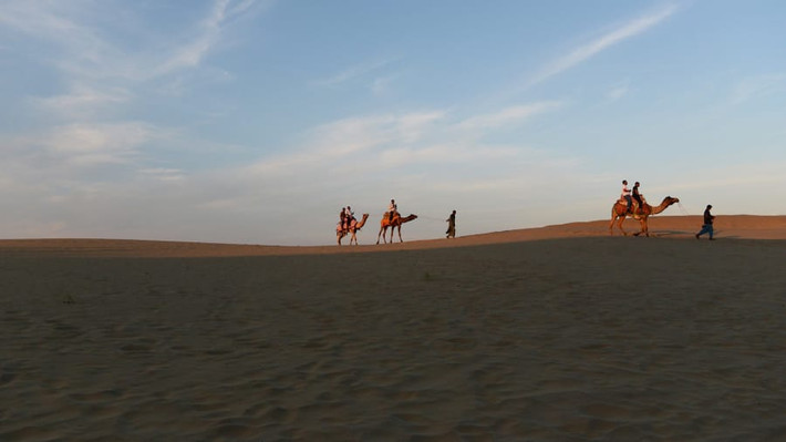 Cưỡi lạc đà trên cồn cát Sam, nằm ở ngoại ô Jaiselmer (Rajasthan), là một trong những trải nghiệm tuyệt vời nhất khi đến nơi này.