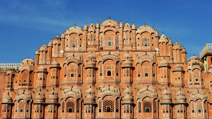 Cung điện của gió Hawa Mahal được xem là Thành phố hồng của Jaipur, Rajasthan, bởi kiến trúc hình kim tự tháp và chất liệu đá sa thạch đỏ hồng. Công trình này được xây dựng vào năm 1799.