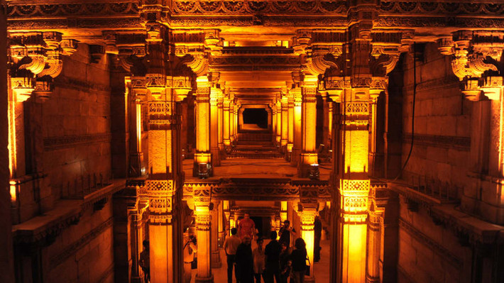 Giếng bậc thang Adalaj gồm 5 tầng ở Adalaj, Ahmedabad, được xây dựng từ năm 1499. Các bức tường của công trình này được chạm khắc với nhiều họa tiết ấn tượng như hình bông hoa,...