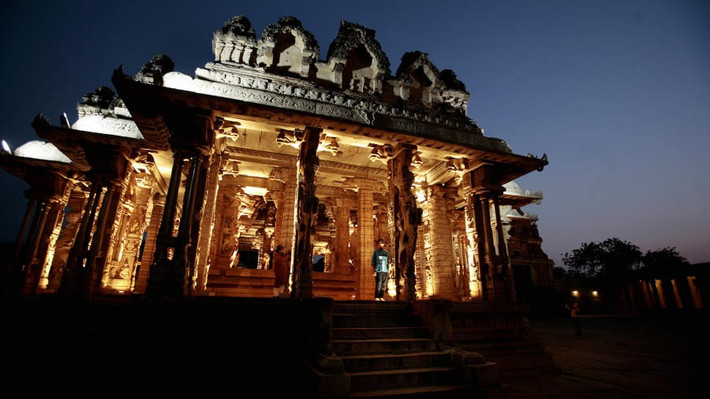 Hampi hay Nhóm các di tích tại Hampi là một Di sản thế giới được UNESCO công nhận vào năm 1986. Đây là một trong những địa điểm du lịch thu hút du khách ở Ấn Độ hiện nay.
