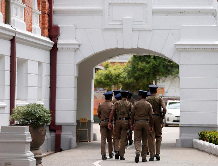 Cảnh sát Sri Lanka tuần tra khắp một ngôi trường ở Colombo, Sri Lanka, ngày 5/5.