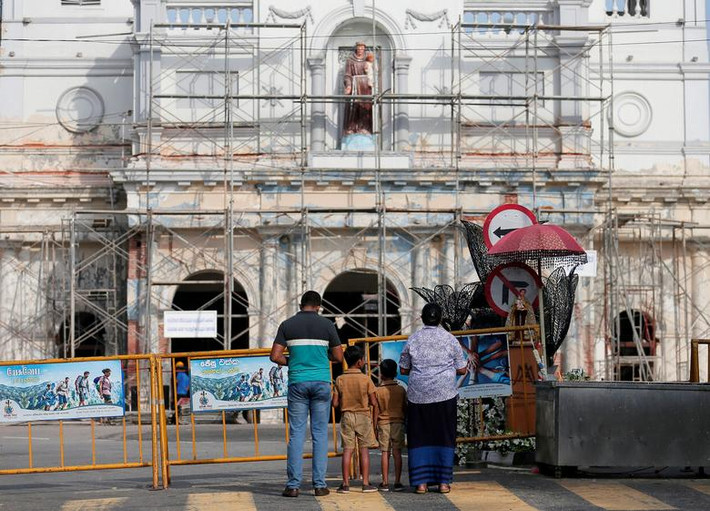 Người dân Sri Lanka đứng trước đền thờ St. Anthony ở Colombo cầu nguyện hôm 5/5.