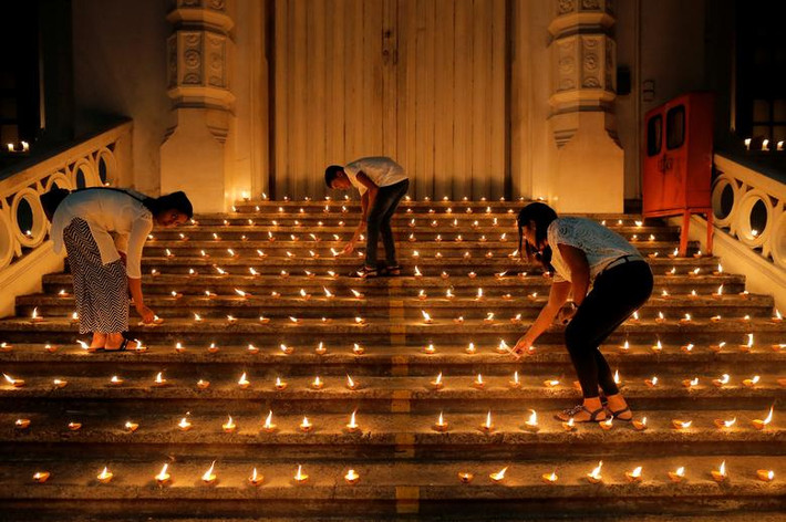 Mọi người thắp nến tưởng niệm các nạn nhân vụ đánh bom hàng loạt ở thủ đô Sri Lanka hôm 28/4.