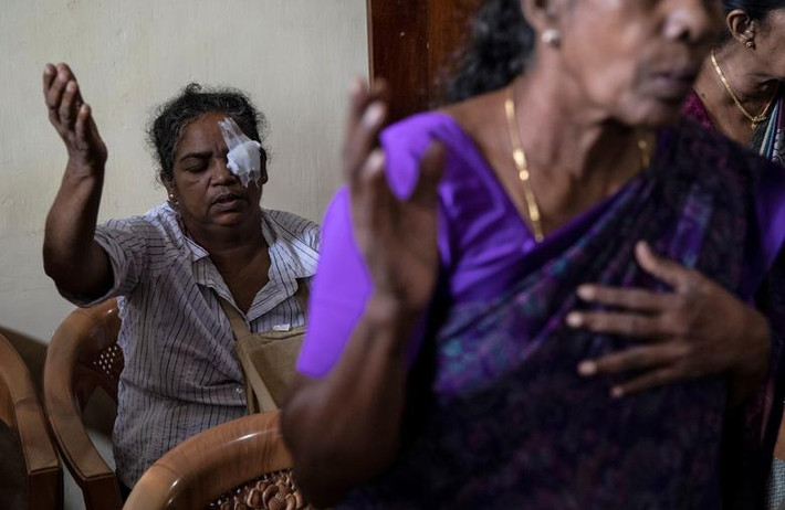 Bà Sumathi Karunakaran, 52 tuổi bị thương trong vụ đánh bom tại nhà thờ Zion, cầu nguyện tại một địa điểm ở Batticaloa hôm 5/5.