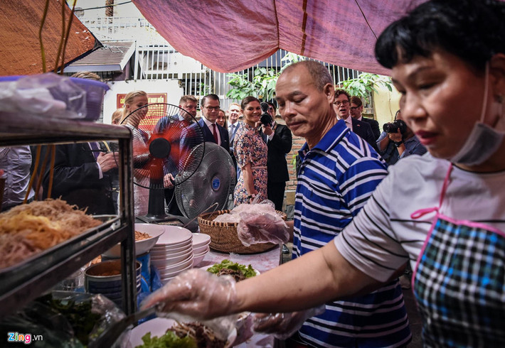 Chủ quán bún bò Nam Bộ là ông Trần Minh Cường và bà Đào Thanh Thuỷ. Theo ông Cường, gia đình ông đã bán bún bò tại ngõ này từ gần 10 năm nay.
