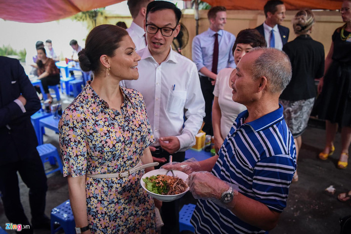 Công chúa Thuỵ Điển nghe ông Cường giới thiệu cách nấu món bún bò Nam Bộ.