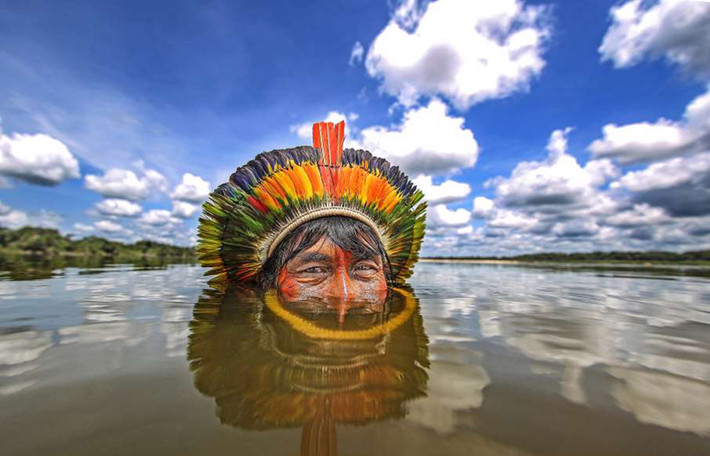Theo nhiếp ảnh gia Stuckert, "những thổ dân này là những người đầu tiên sống ở Brazil. Họ là những chiến binh - những người vẫn phải chiến đấu với rất nhiều thử thách để sinh tồn. Họ yêu thiên nhiên và sẵn sàng chiến đấu vì nó". Ảnh: Một thổ dân Kayapo Indian trên sông Xingu ở Mato Grosso.