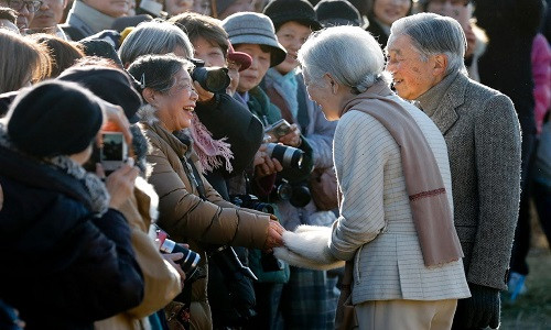 Hoàng thái hậu Michiko bắt tay bà Shirataki. Có thể nói, đây là một cơ hội hiếm có trong cuộc đời bà Shirantaki.